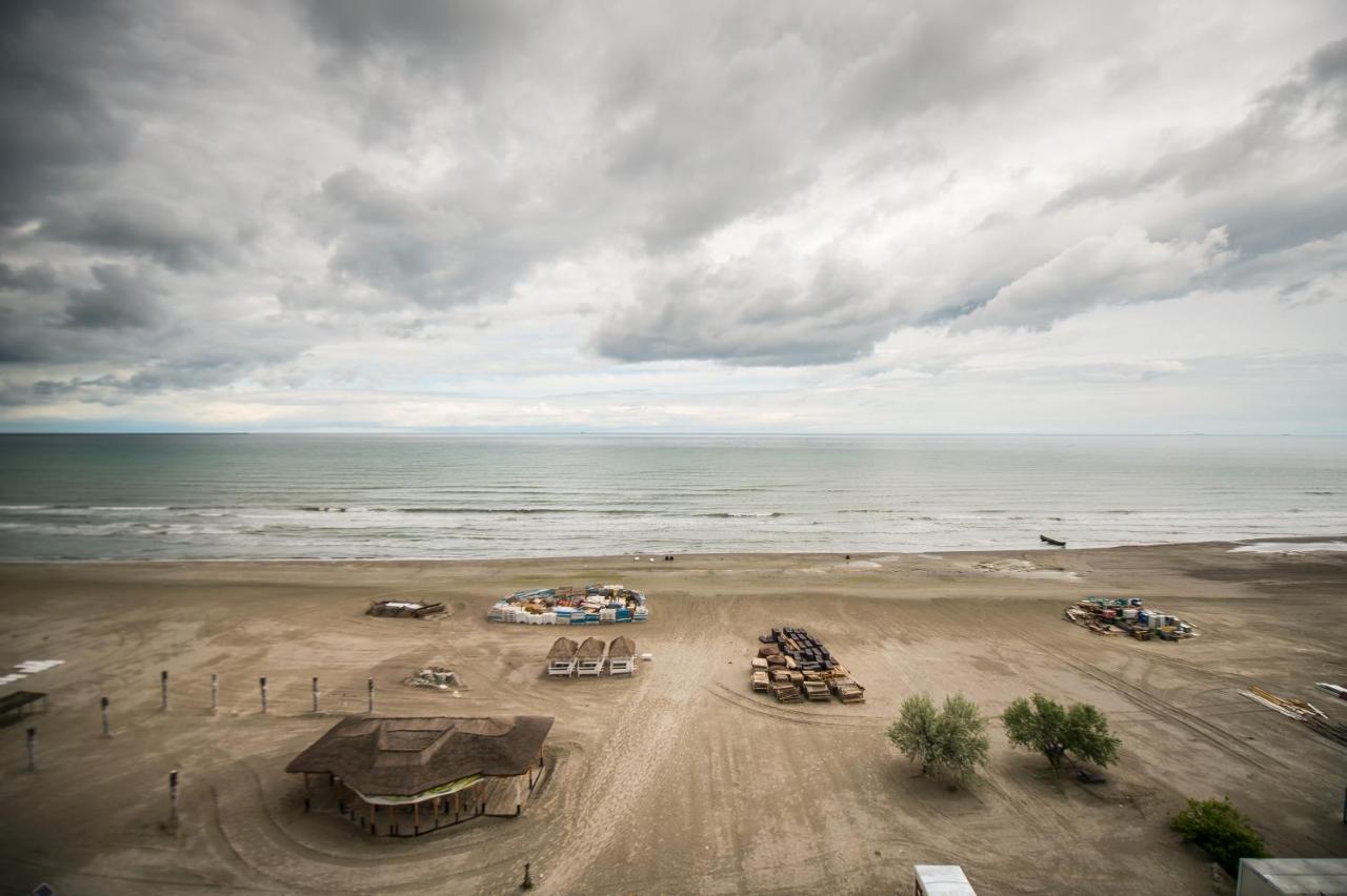 Luxury Promenada Apartment - Frontal Beachfront Mamaia Nord Navodari Exterior photo